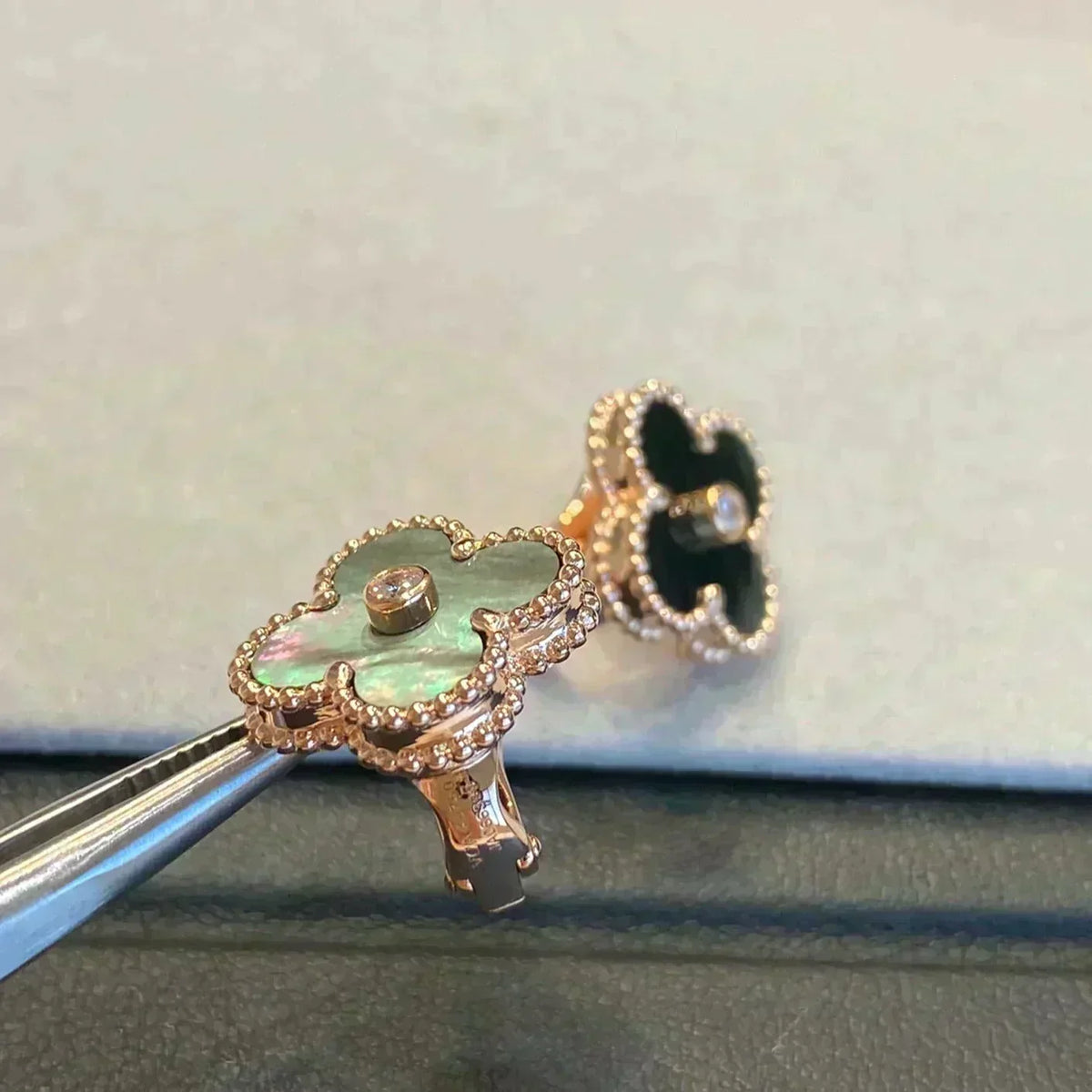 [OrnoraJewelry]CLOVER MEDIUM 1 MOTIFS GRAY MOP  DIAMOND EARRINGS