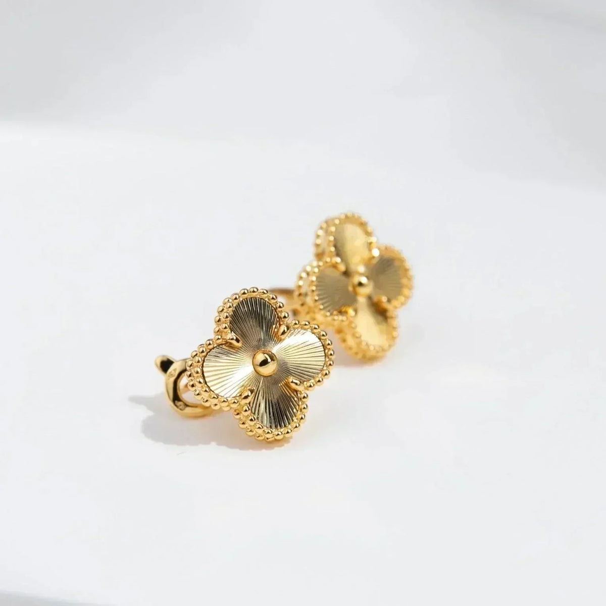 [OrnoraJewelry]CLOVER MEDIUM 1 MOTIFS LASER EARRINGS