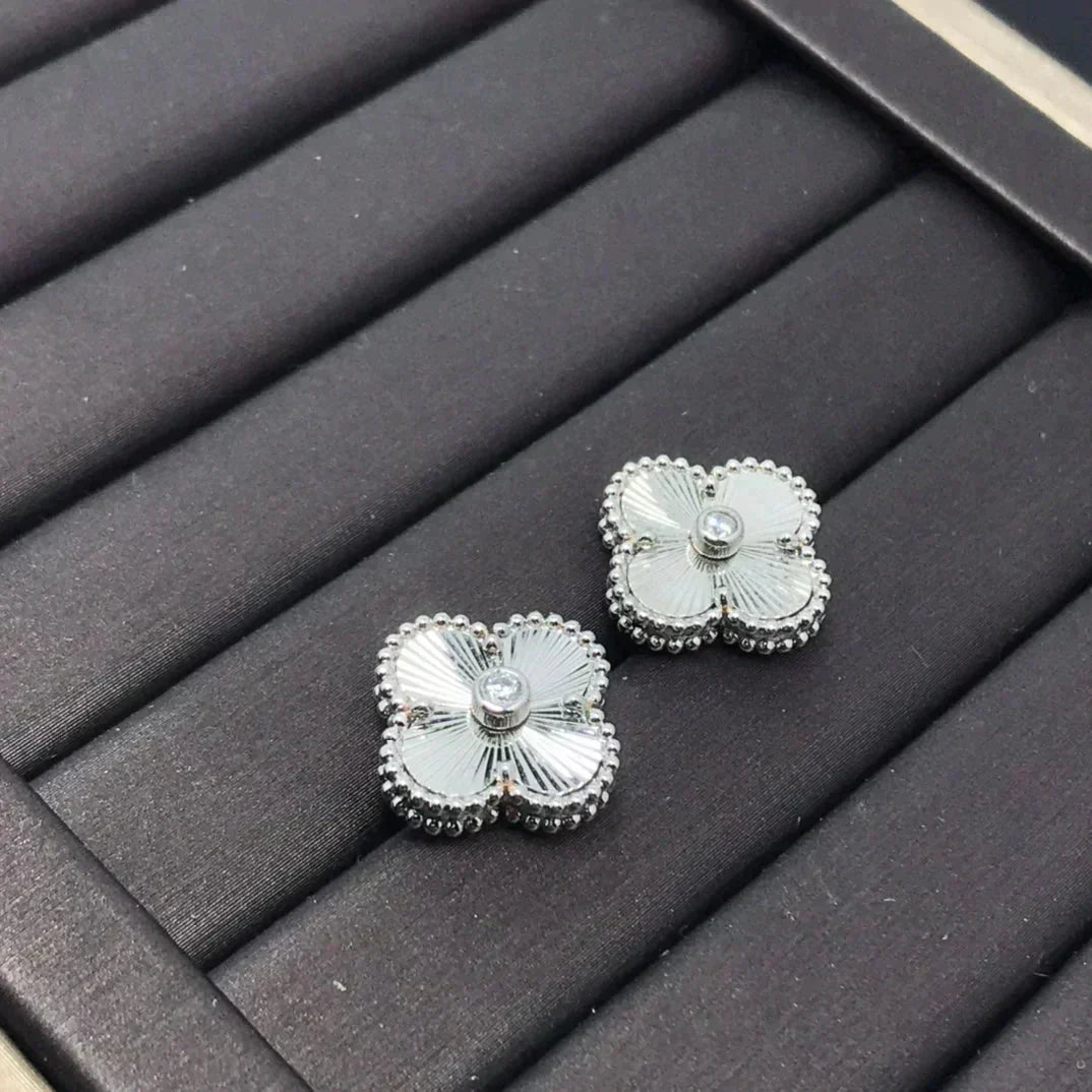 [OrnoraJewelry]CLOVER MINI 9.5MM LASER EARRINGS