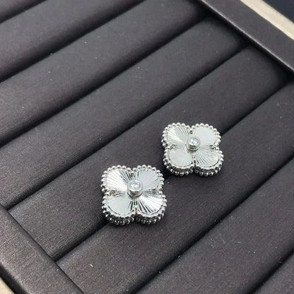 [OrnoraJewelry]CLOVER MINI 9.5MM LASER EARRINGS