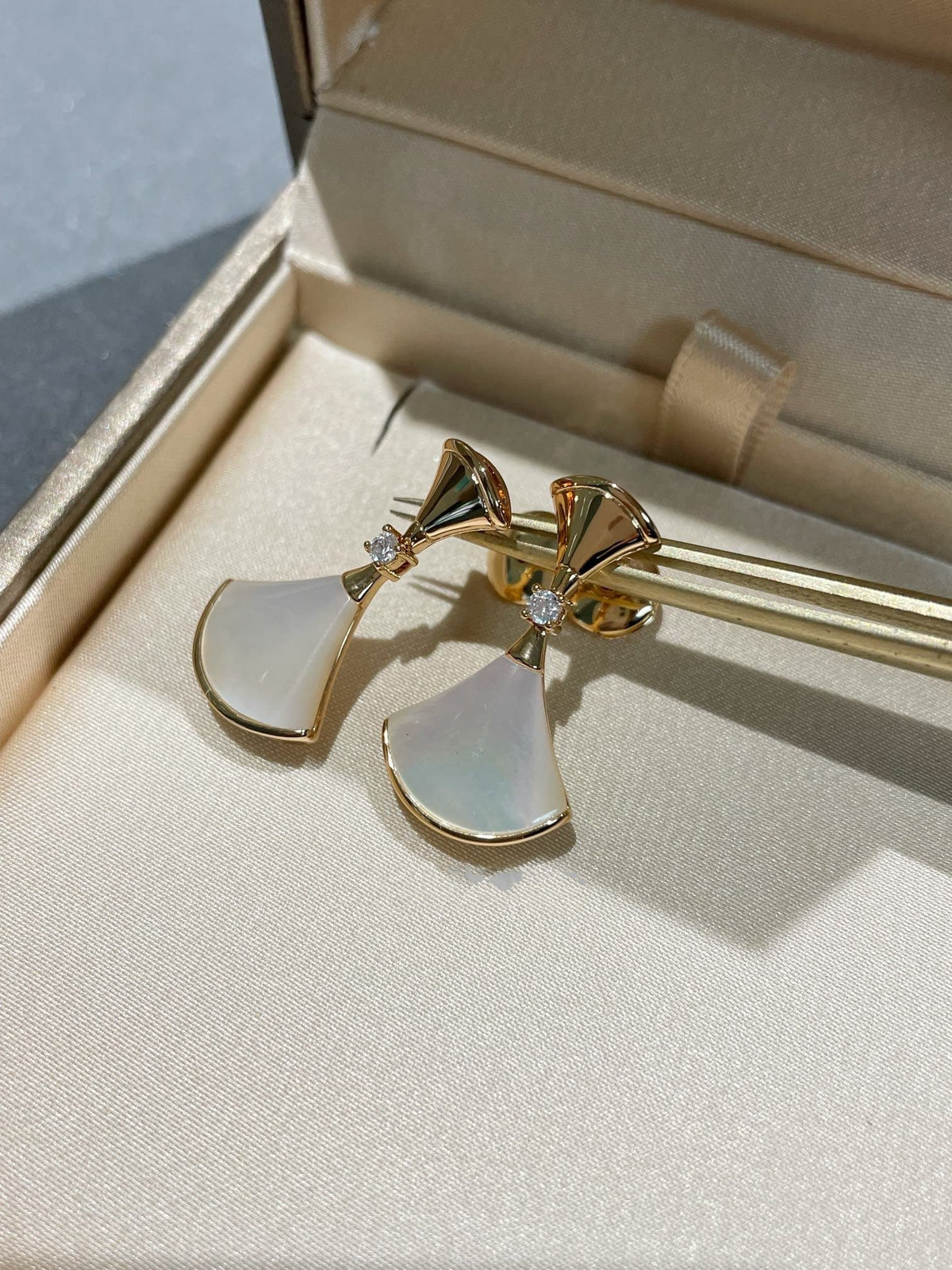 [OrnoraJewelry]DREAM MOP 1 DIAMOND EARRINGS