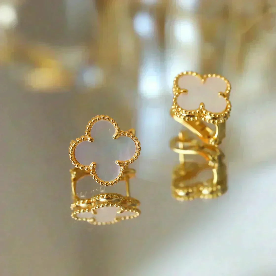 [OrnoraJewelry]CLOVER MEDIUM 1 MOTIFS  WHITE MOP STUD EARRINGS