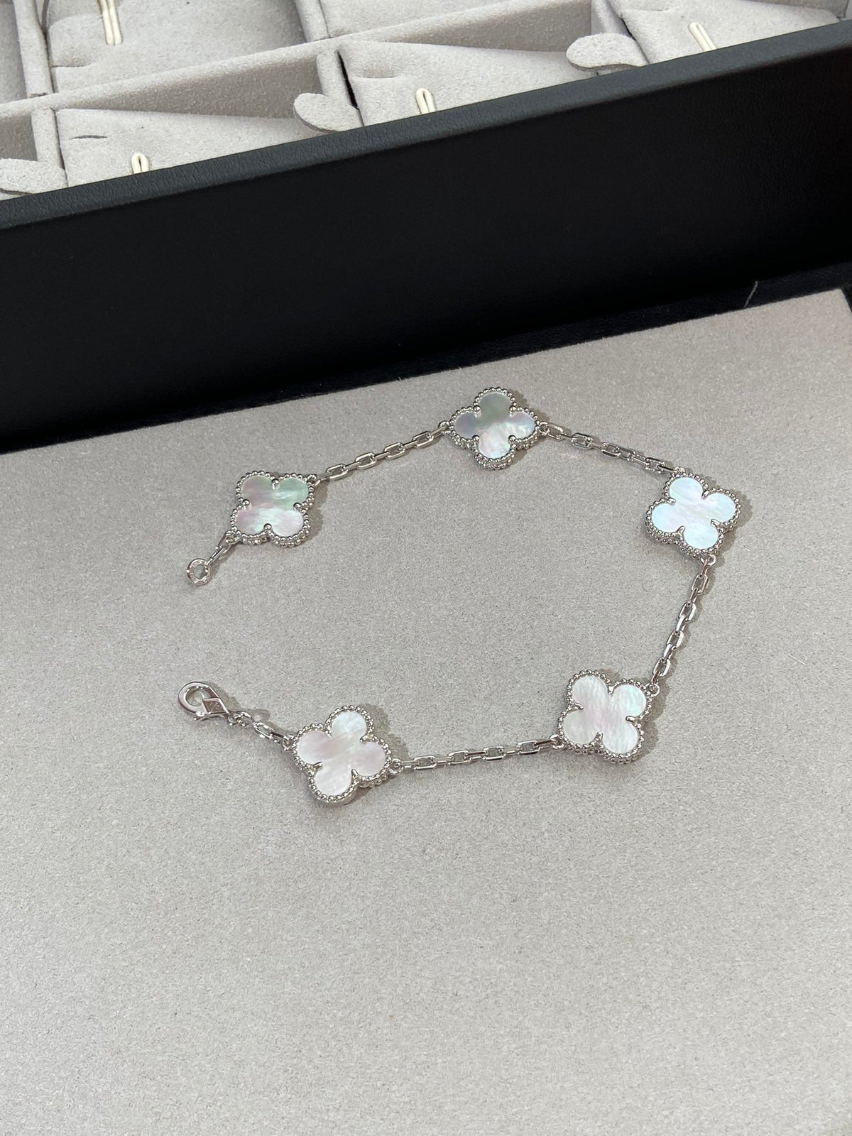 [OrnoraJewelry]CLOVER WHITE PEARL MOP 5 MOTIF BRACELET COLLECTION