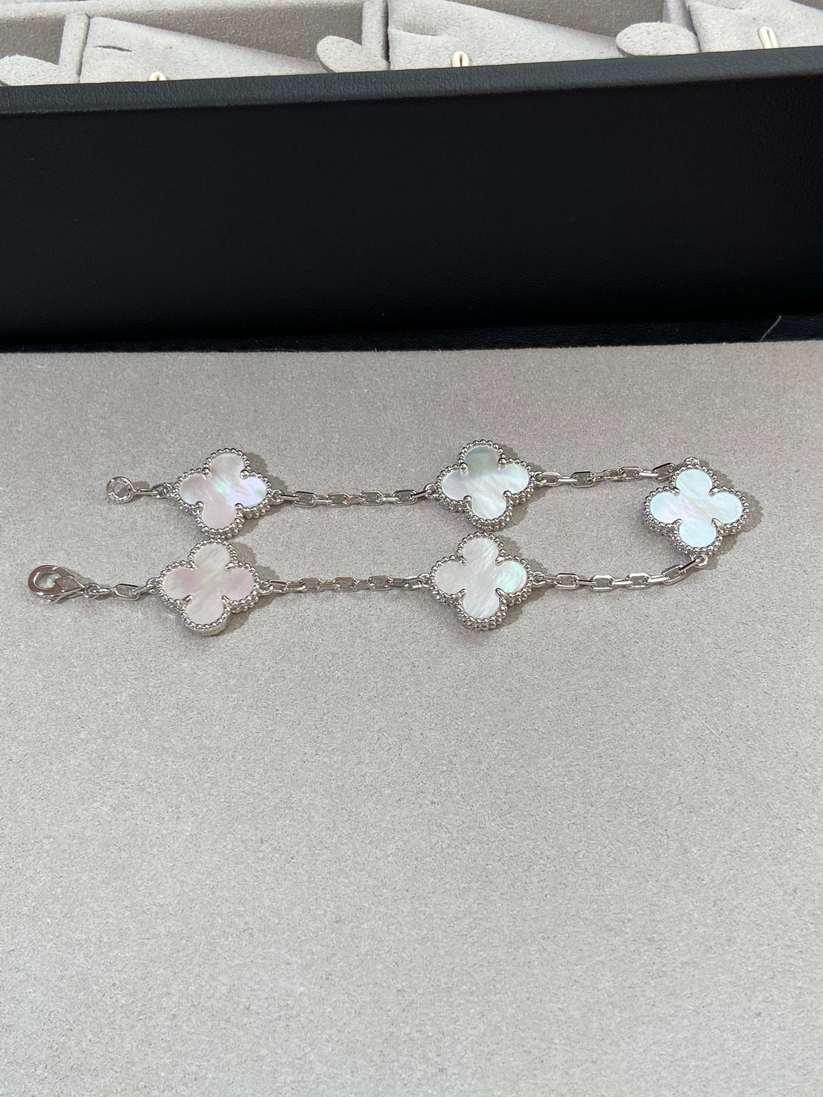 [OrnoraJewelry]CLOVER WHITE PEARL MOP 5 MOTIF BRACELET COLLECTION