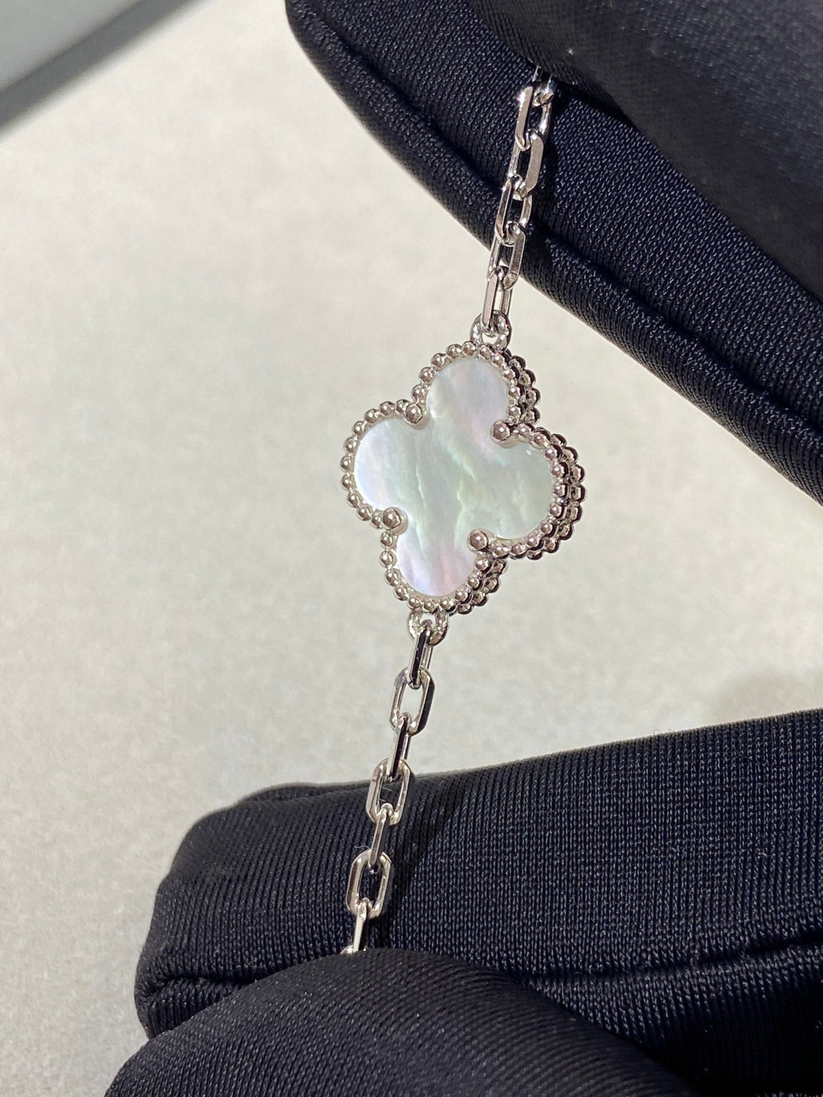 [OrnoraJewelry]CLOVER WHITE PEARL MOP 5 MOTIF BRACELET COLLECTION