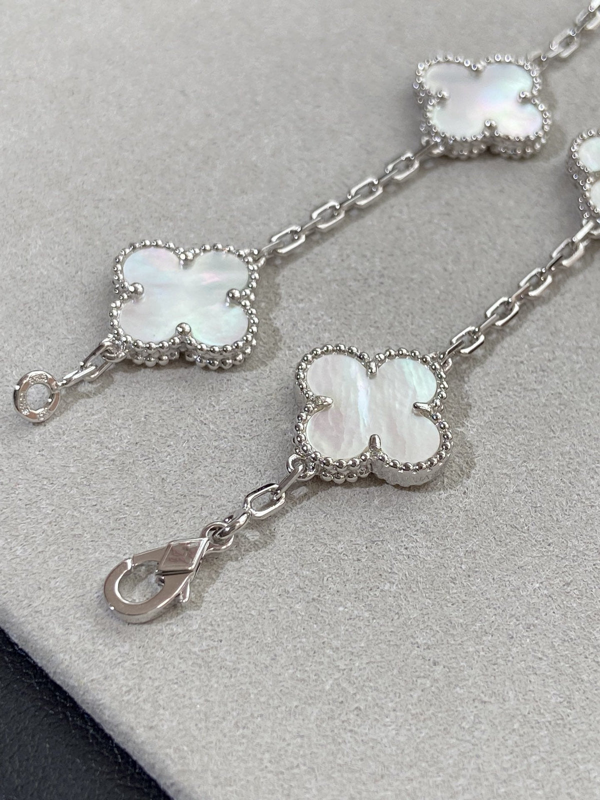 [OrnoraJewelry]CLOVER WHITE PEARL MOP 5 MOTIF BRACELET COLLECTION