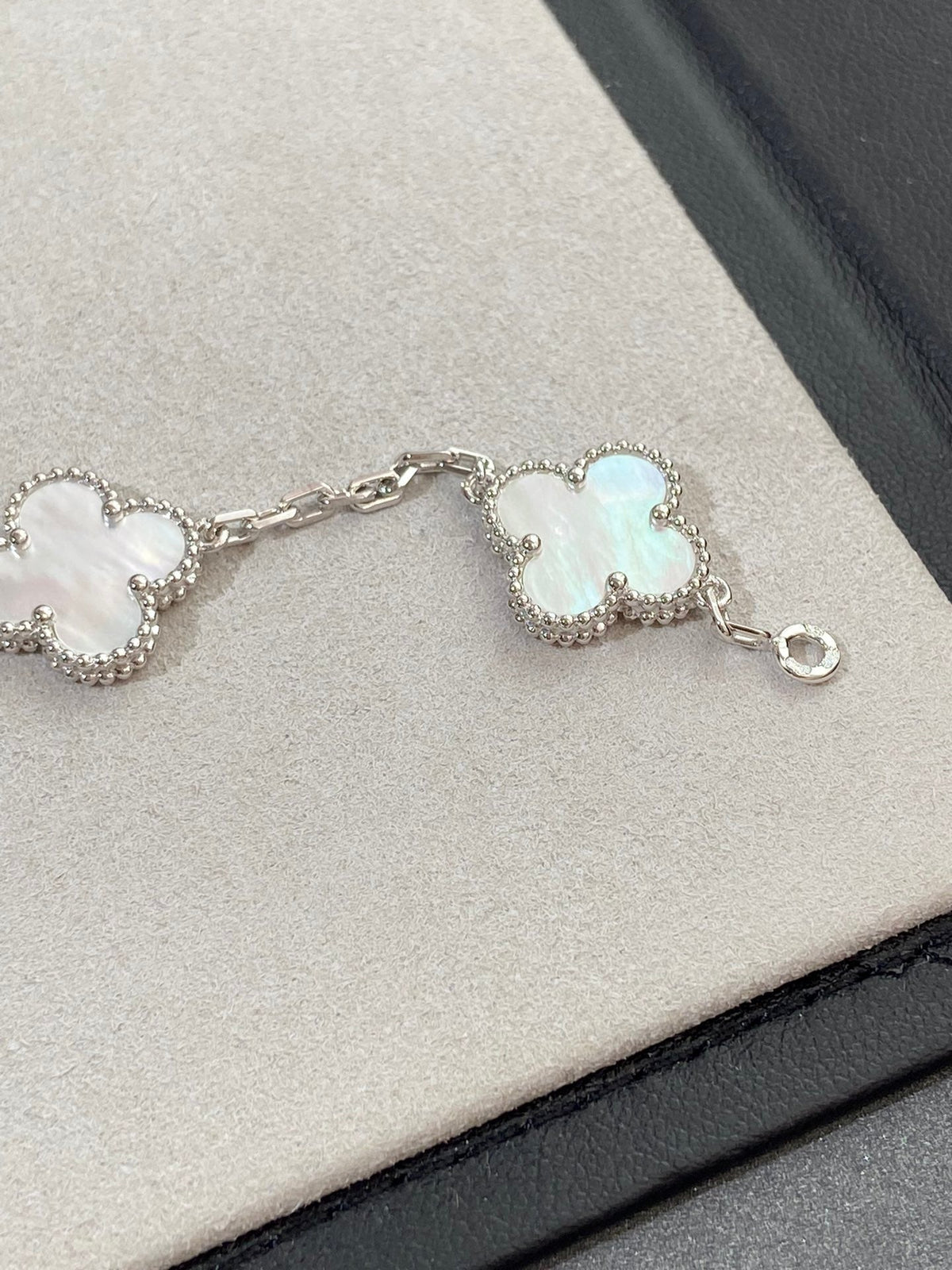 [OrnoraJewelry]CLOVER WHITE PEARL MOP 5 MOTIF BRACELET COLLECTION