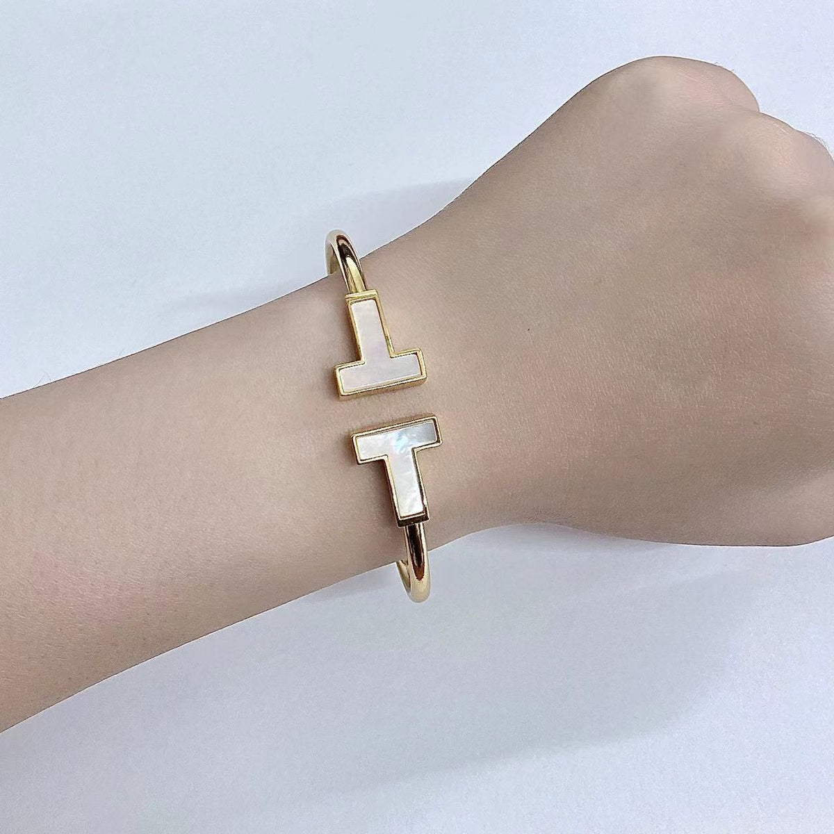 [Ornora Jewelry]T WIDE MOP OPEN BRACELET