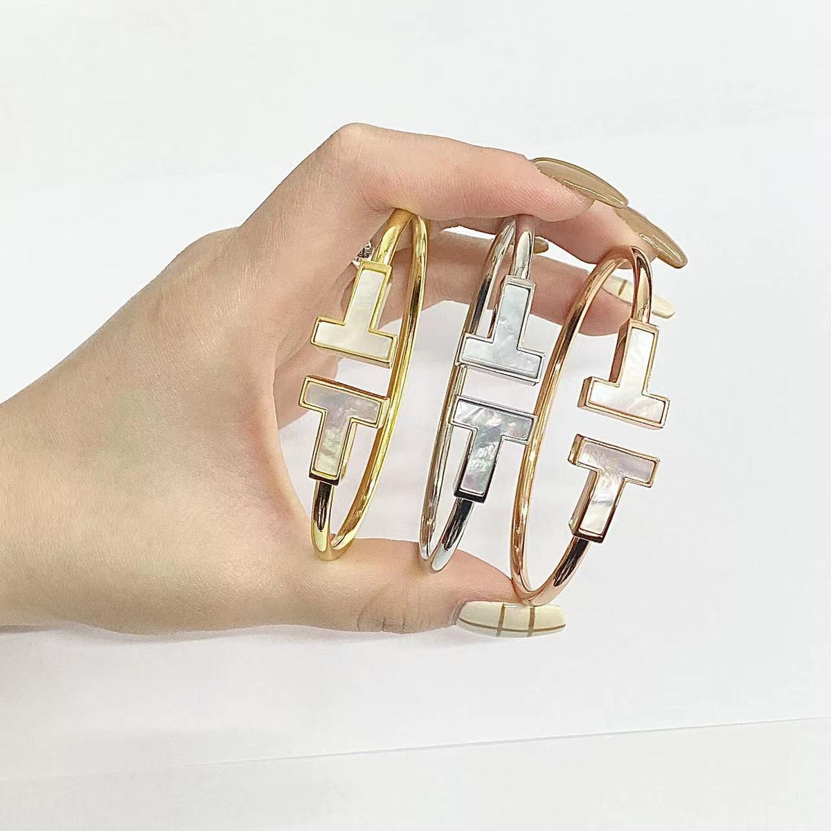 [Ornora Jewelry]T WIDE MOP OPEN BRACELET