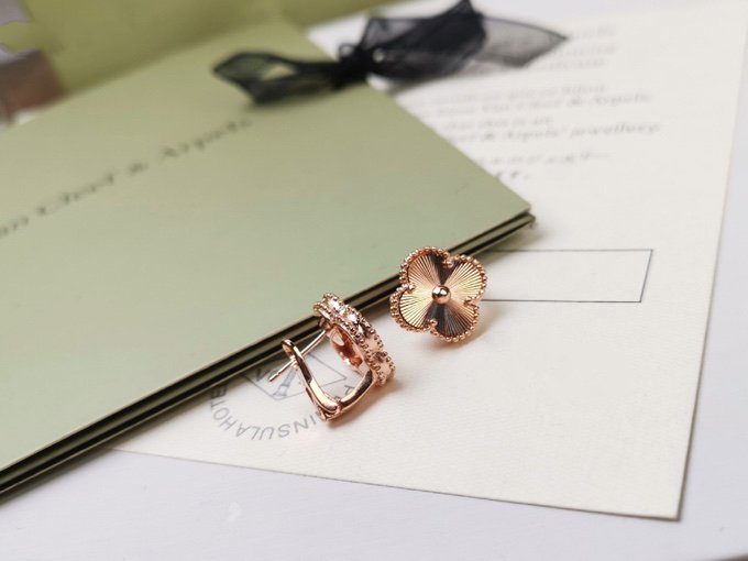 [OrnoraJewelry]CLOVER MEDIUM STUD EARRINGS