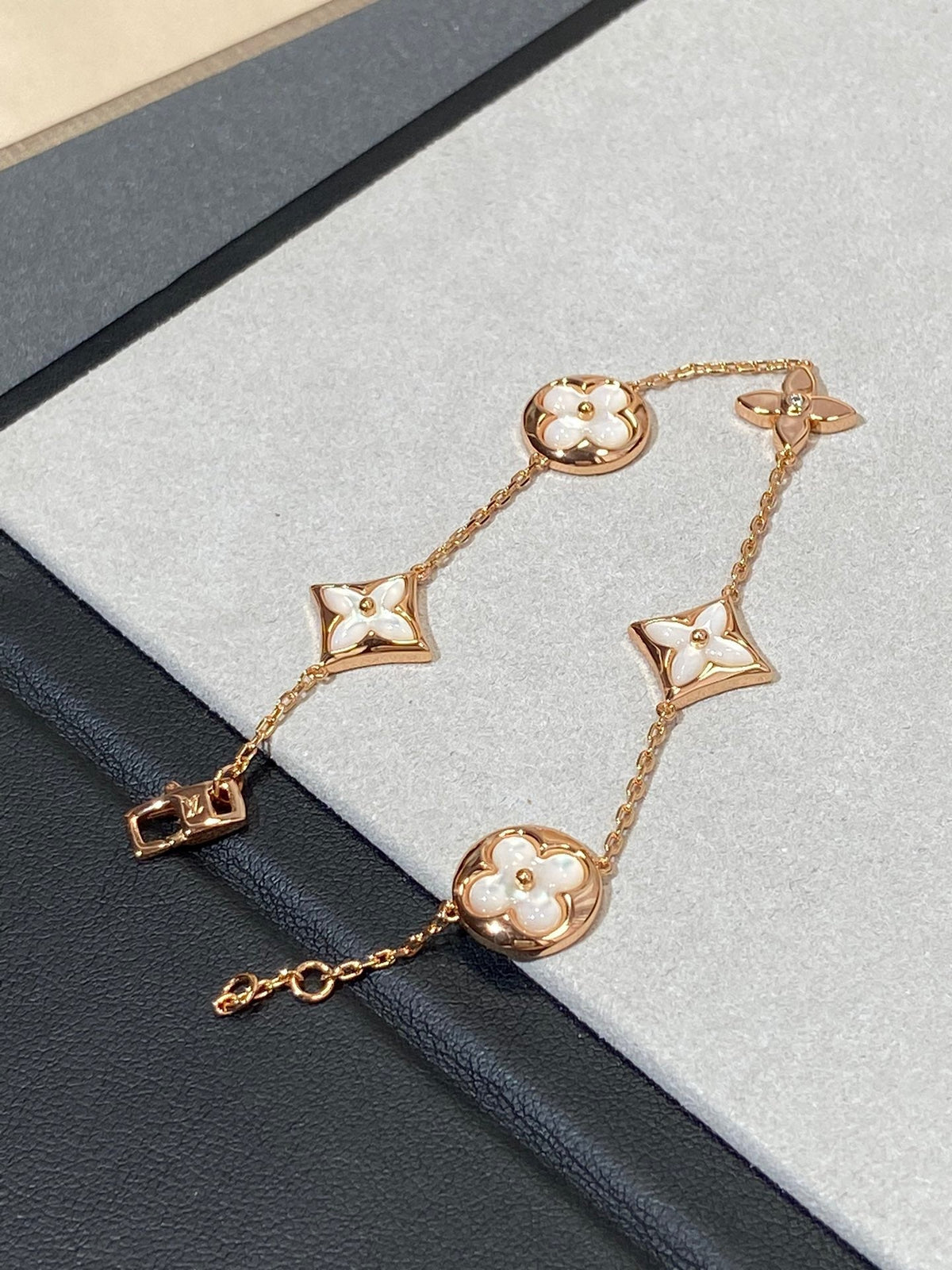 [OrnoraJewelry]OrnoraAND SUN 5 MOTIF MOP PINK GOLD BRACELET