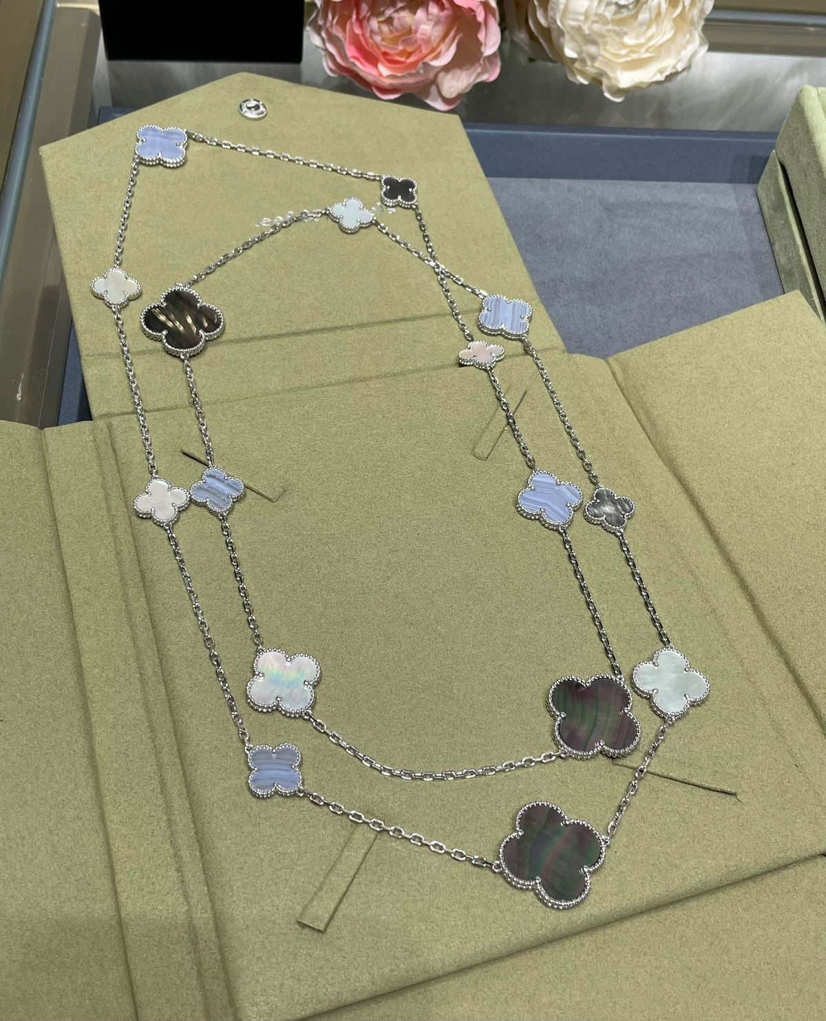 [OrnoraJewelry]CLOVER 16 MOTIF CHALCEDONY MOP SILVER NECKLACE