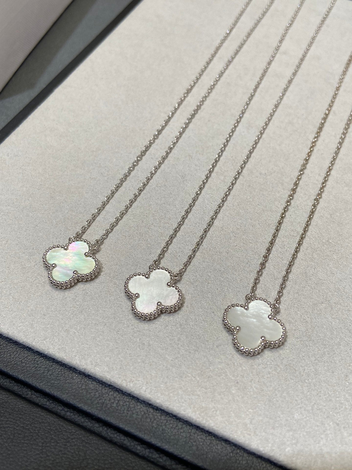 [OrnoraJewelry]CLOVER MEDIUM SILVER WHITE MOP NECKLACE