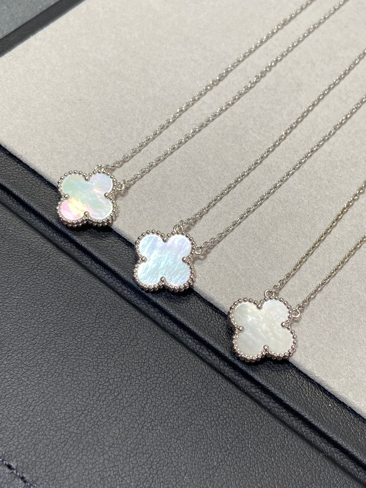 [OrnoraJewelry]CLOVER MEDIUM SILVER WHITE MOP NECKLACE