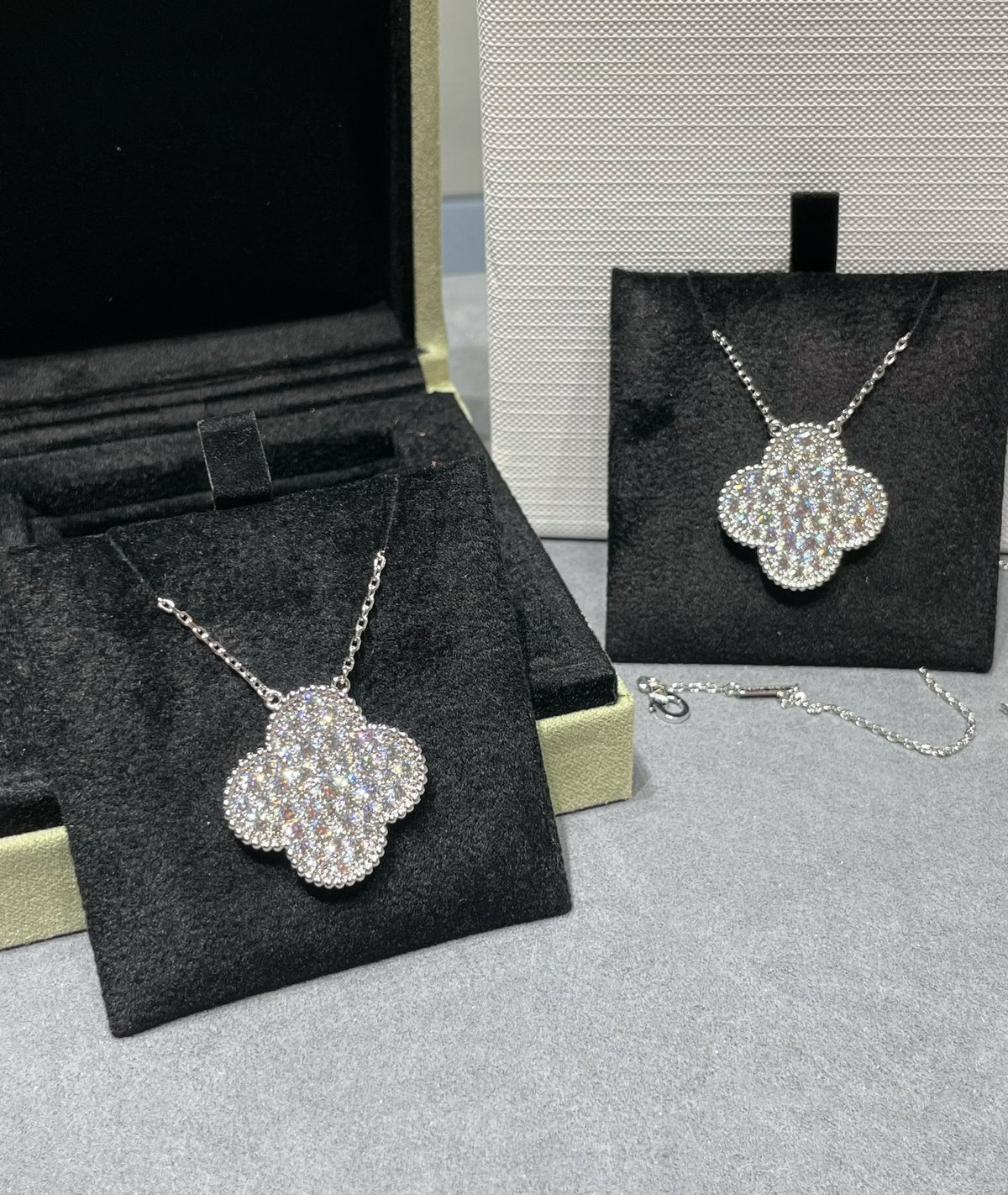 [OrnoraJewelry]CLOVER 25MM LARGE PENDANT DIAMOND PAVED SILVER NECKLACE