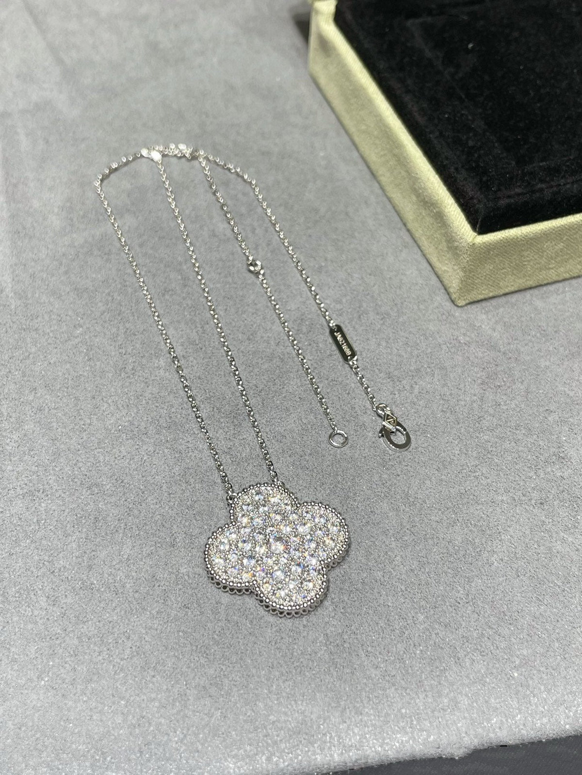[OrnoraJewelry]CLOVER 25MM LARGE PENDANT DIAMOND PAVED SILVER NECKLACE