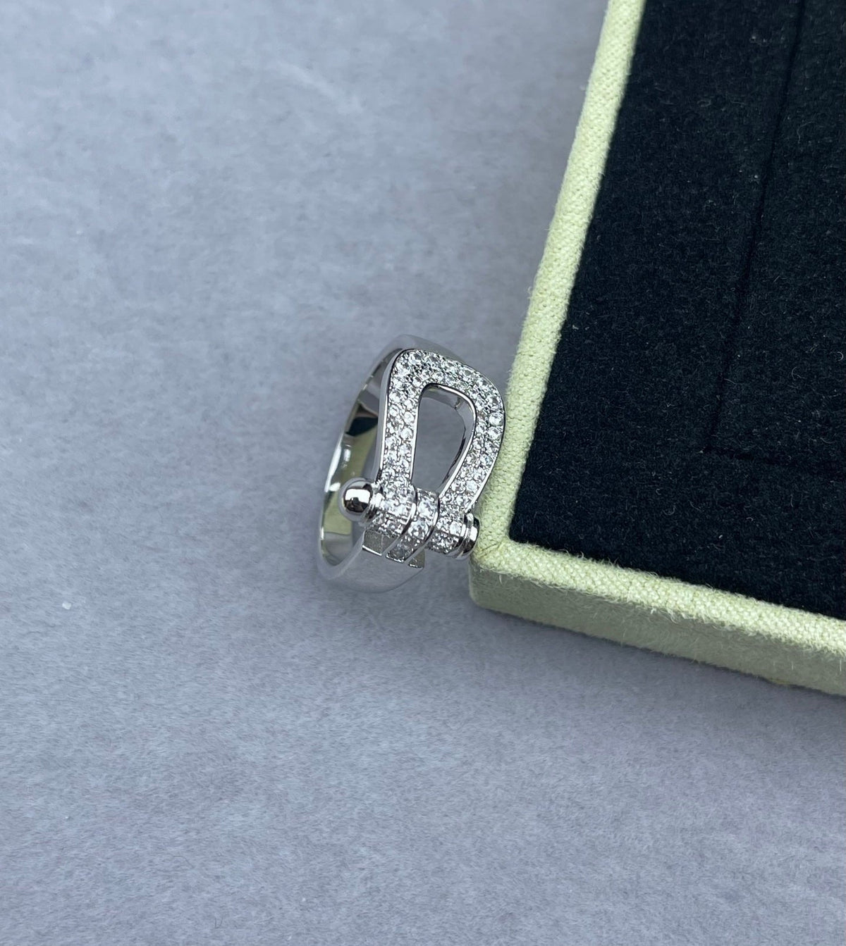 [OrnoraJewelry]Wide Hoof-Shaped Diamond-Studded Ring