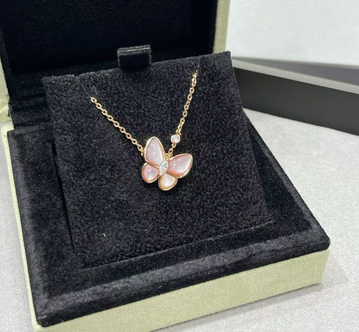 [OrnoraJewelry]BUTTERFLY PINK MOTHER-OF-PEARL DIAMOND NECKLACE