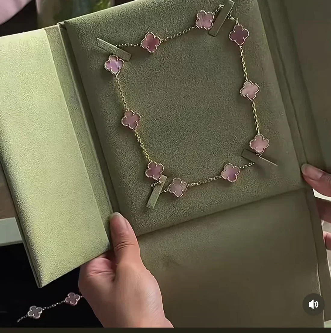 [OrnoraJewelry Jewellery] Pink Necklace with Ten Clover Designs