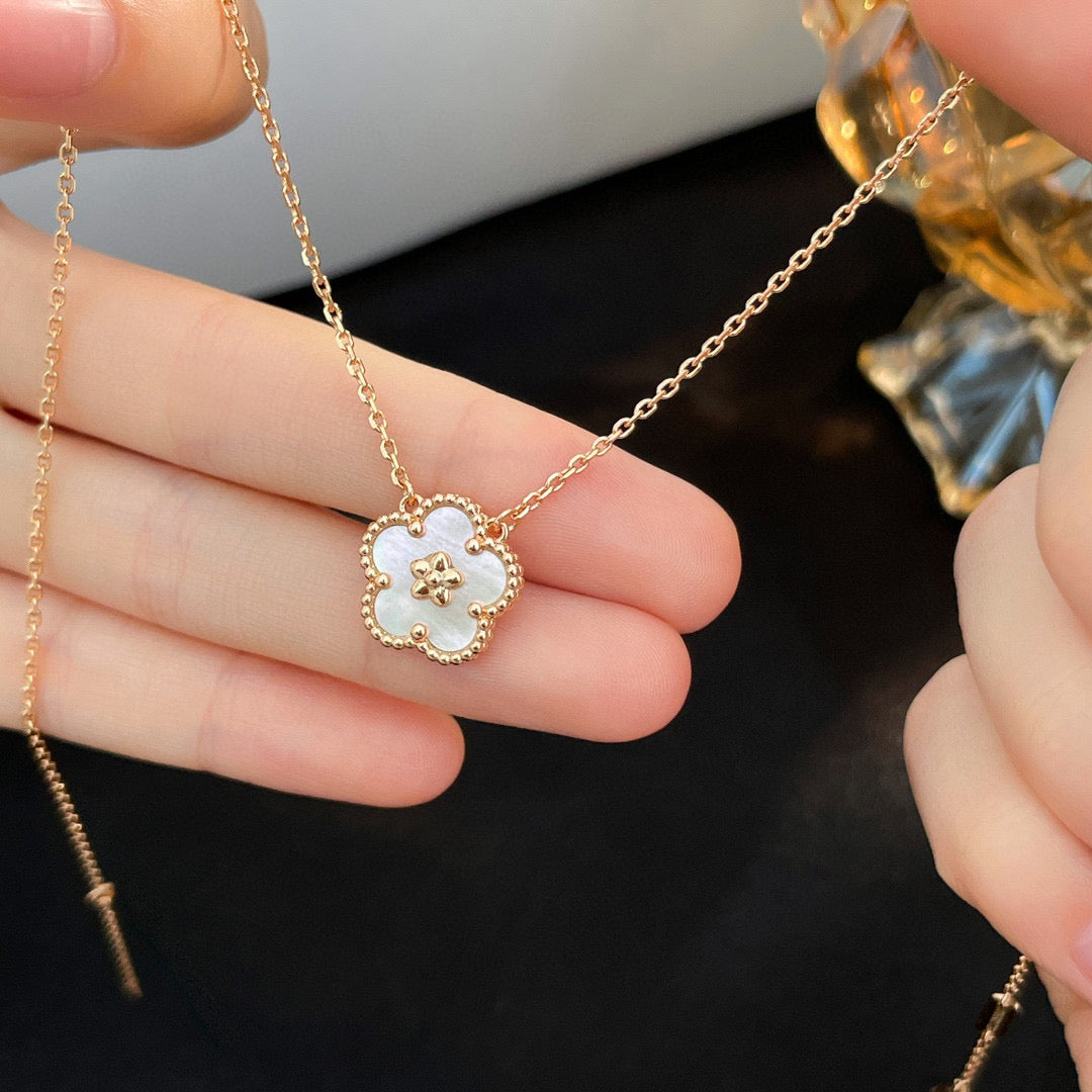 [OrnoraJewelry]LUCKY  WHITE MOP  PLUM BLOSSOM NECKLACE