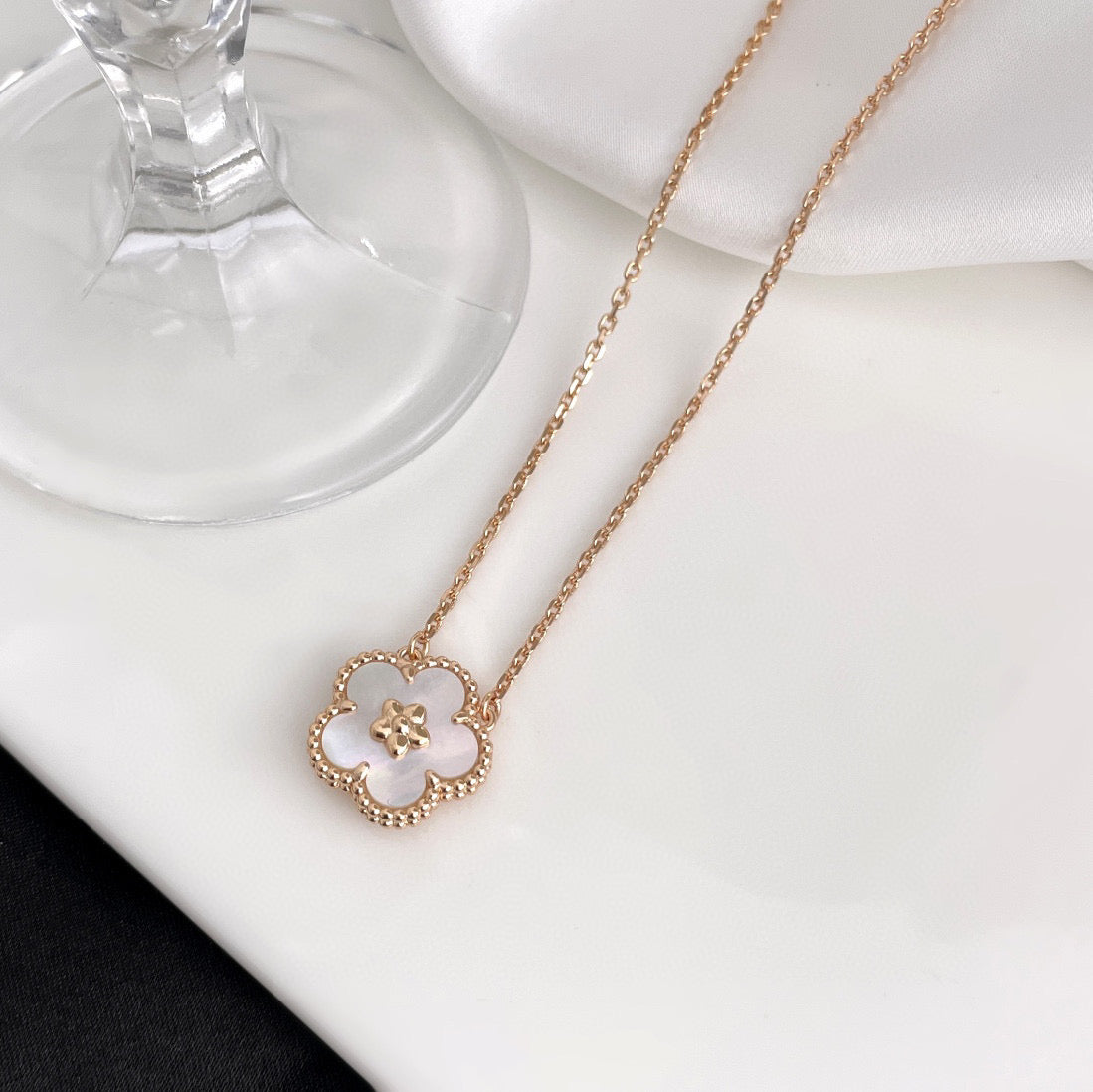 [OrnoraJewelry]LUCKY  WHITE MOP  PLUM BLOSSOM NECKLACE