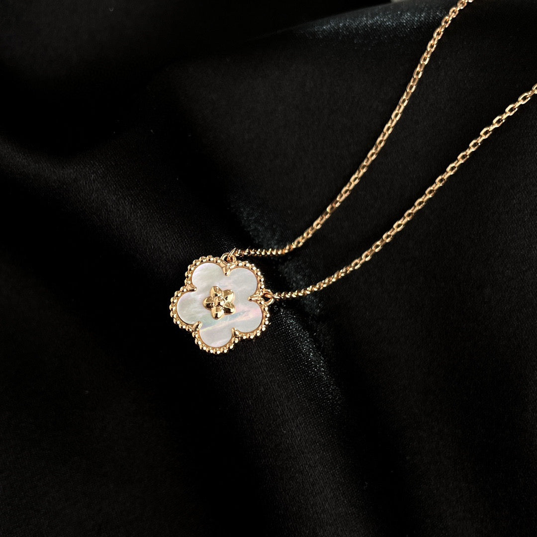[OrnoraJewelry]LUCKY  WHITE MOP  PLUM BLOSSOM NECKLACE