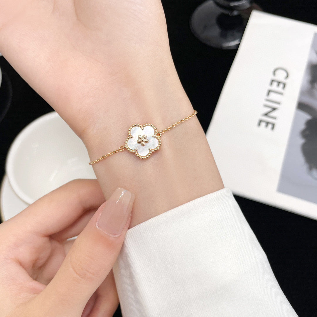[OrnoraJewelry]LUCKY WHITE MOP PLUM BLOSSOM  BRACELET
