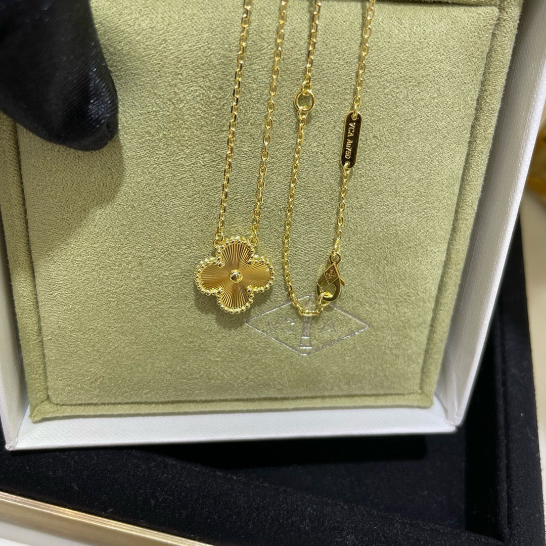 [OrnoraJewelry]CLOVER 15MM LASER NECKLACE