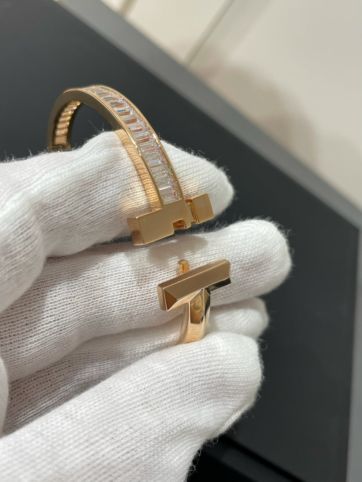 [Ornora Jewelry]WIDE HINGED BANGLE PINK GOLD WITH BAGUETTE DIAMONDS