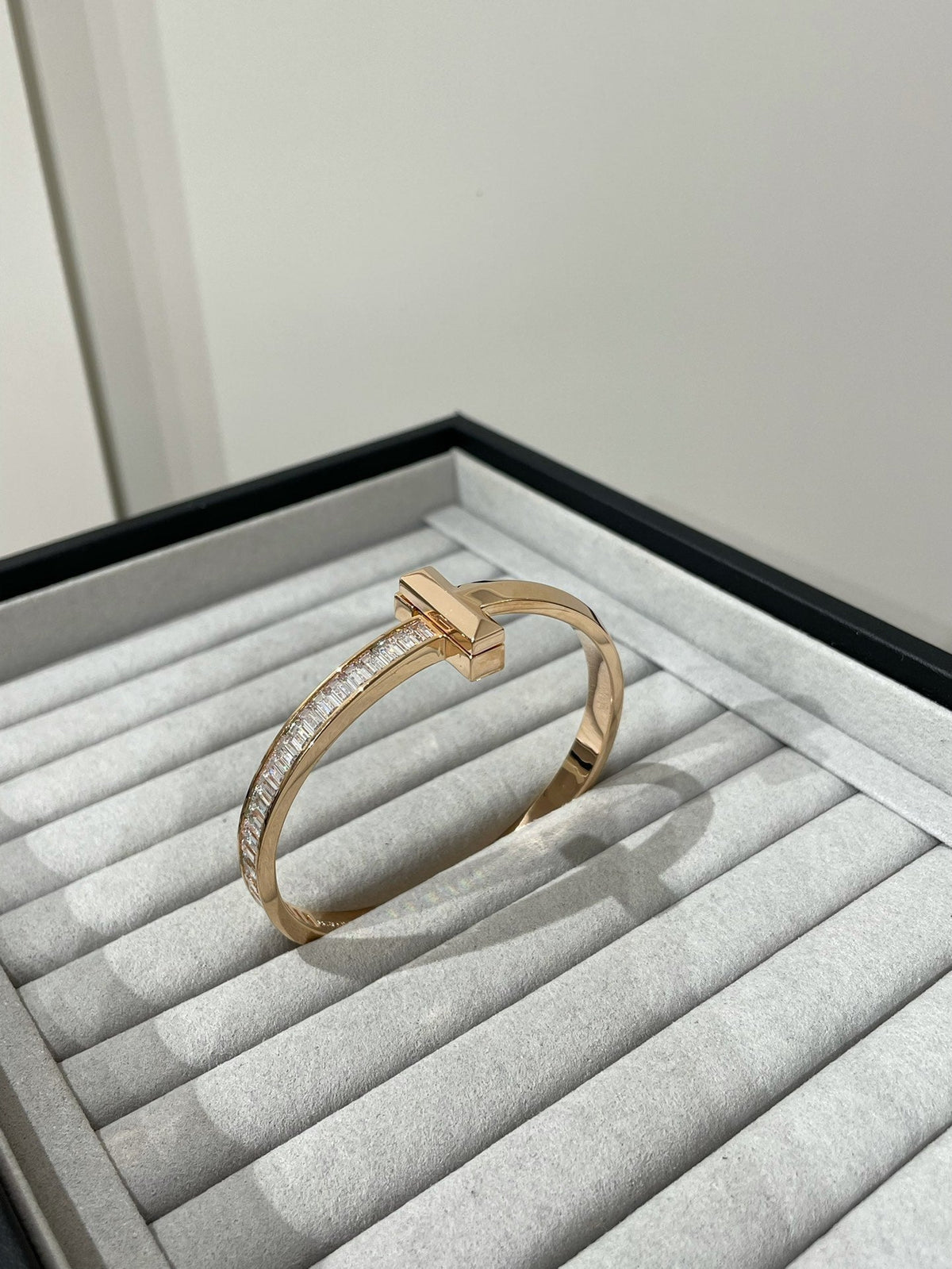 [Ornora Jewelry]WIDE HINGED BANGLE PINK GOLD WITH BAGUETTE DIAMONDS