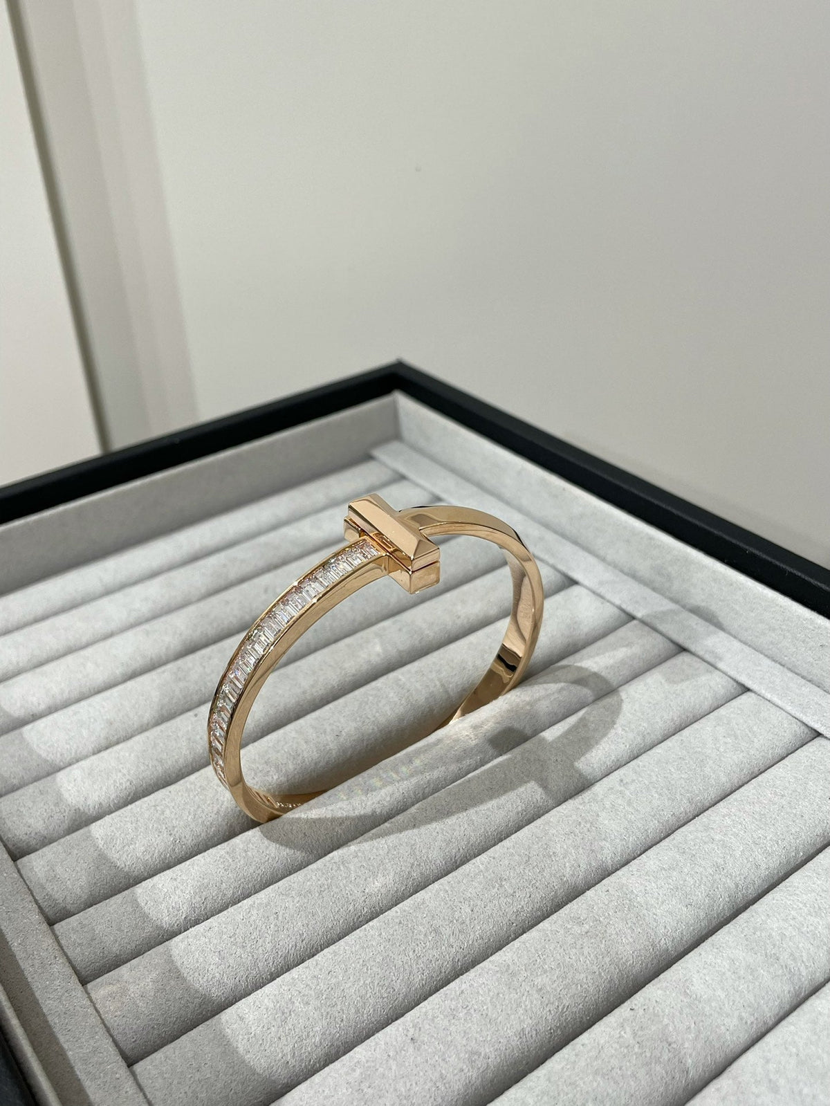 [Ornora Jewelry]WIDE HINGED BANGLE PINK GOLD WITH BAGUETTE DIAMONDS
