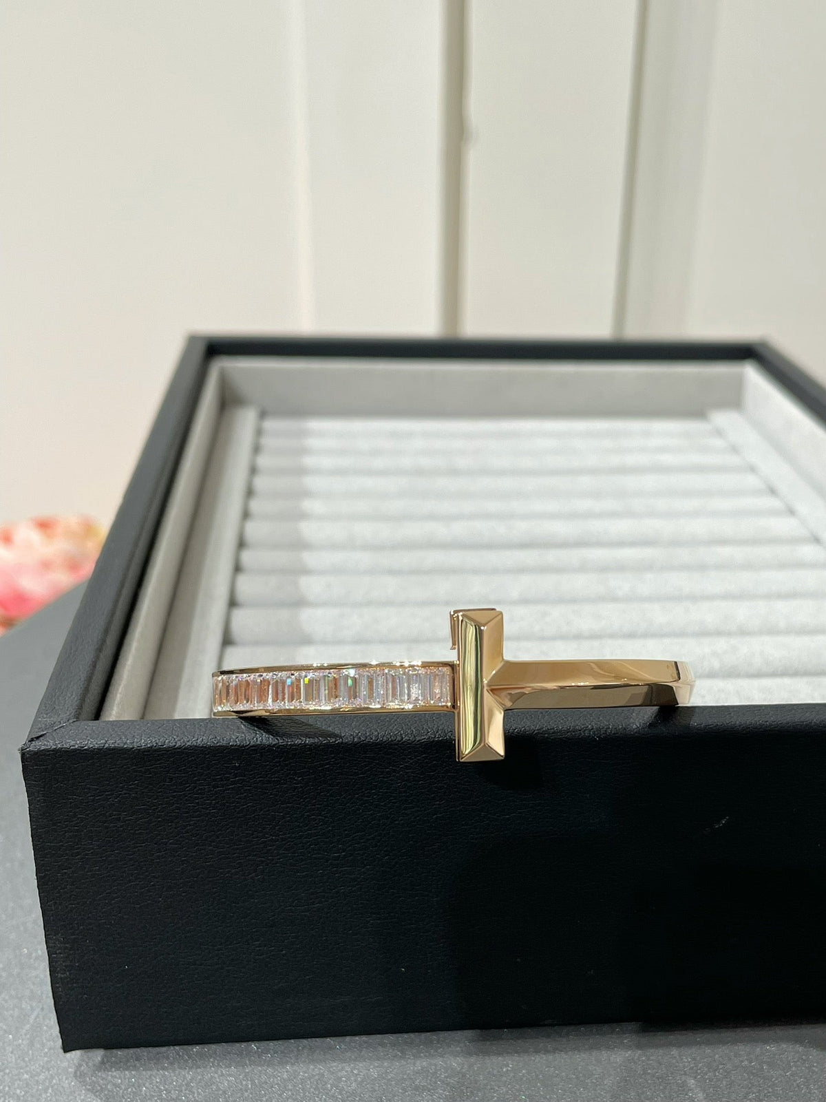 [Ornora Jewelry]WIDE HINGED BANGLE PINK GOLD WITH BAGUETTE DIAMONDS