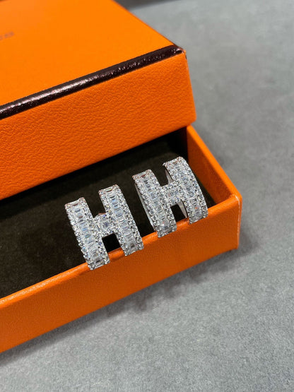 [OrnoraJewelry]H STUD EARRINGS WITH SILVER DIAMONDS