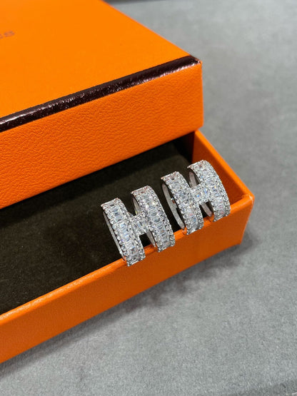 [OrnoraJewelry]H STUD EARRINGS WITH SILVER DIAMONDS