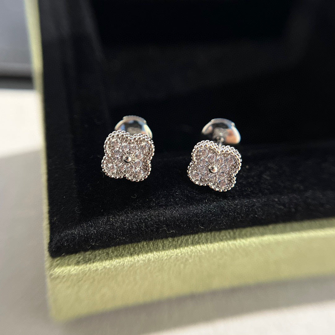 [OrnoraJewelry]CLOVER MINI DIAMOND STUD EARRINGS
