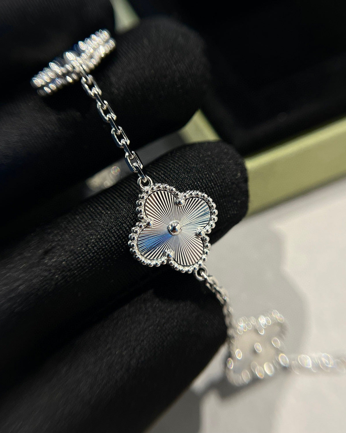 [OrnoraJewelry] CLOVER 5 MOTIF LASER BRACELET COLLECTION