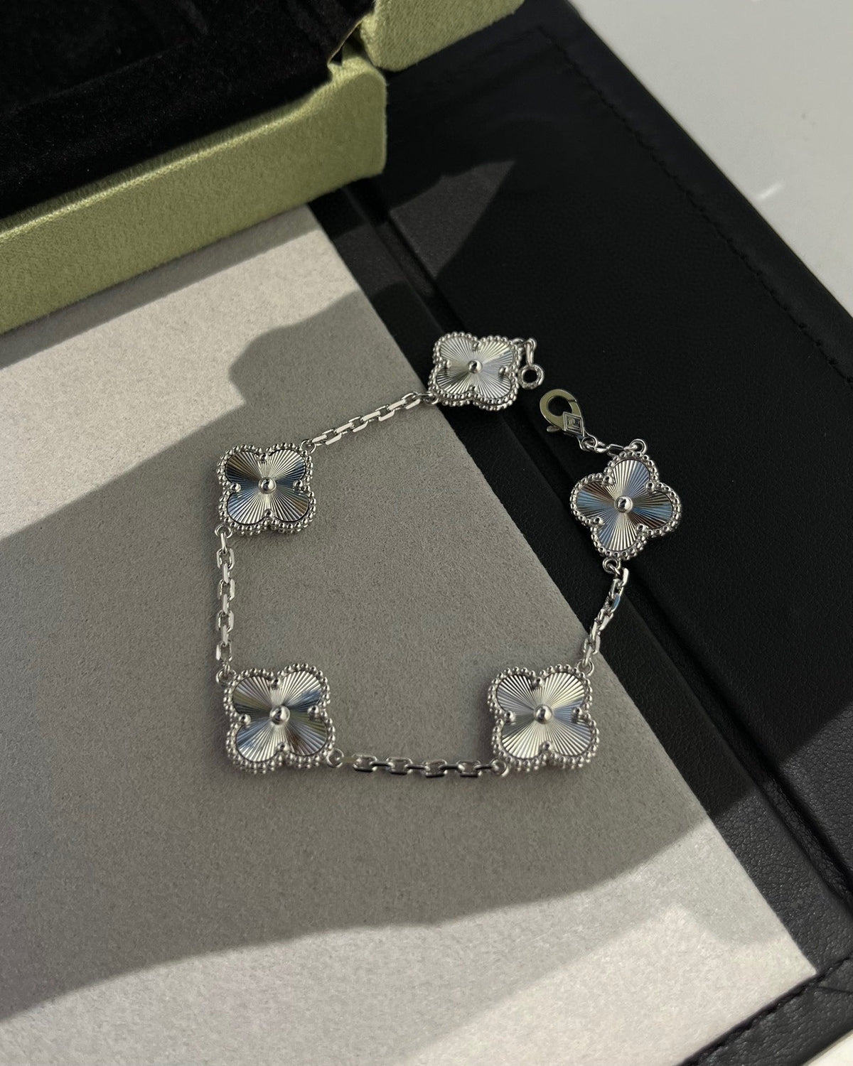 [OrnoraJewelry] CLOVER 5 MOTIF LASER BRACELET COLLECTION